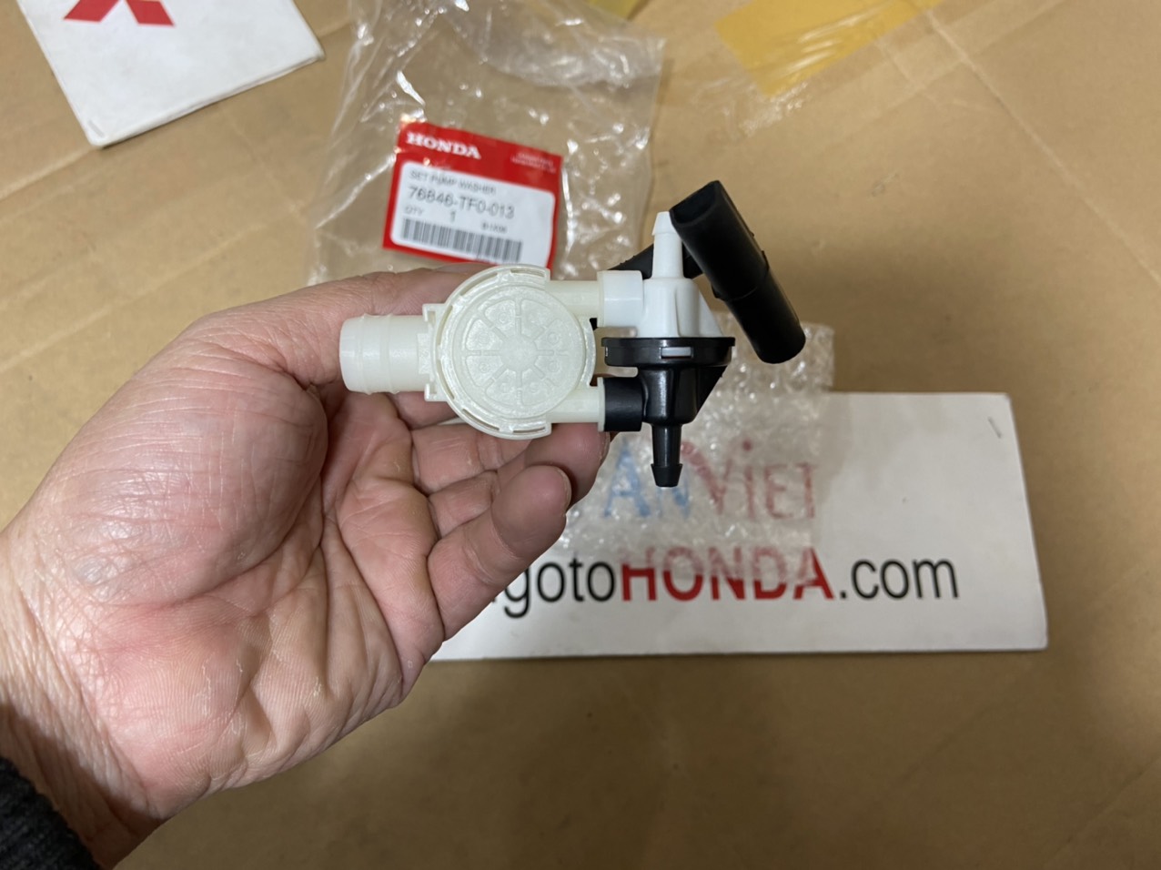 Mô tơ bơm nước rửa kính xe Honda HRV